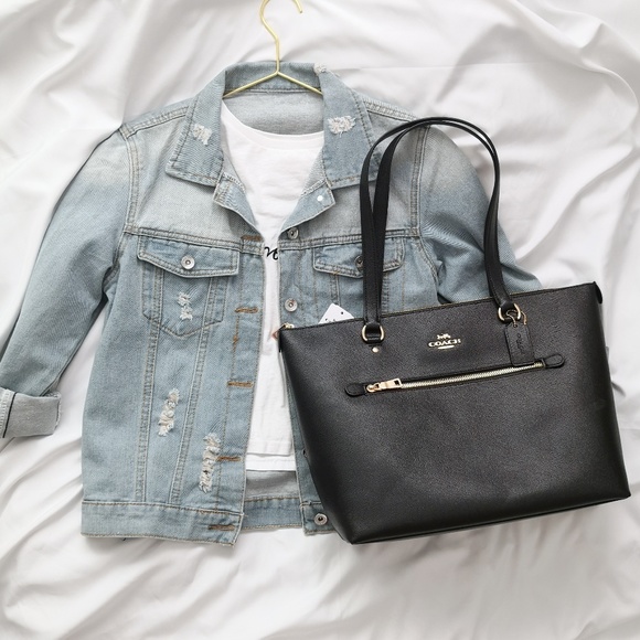 Coach Handbags - COACH GALLERY TOTE BLACK C4665 $328
